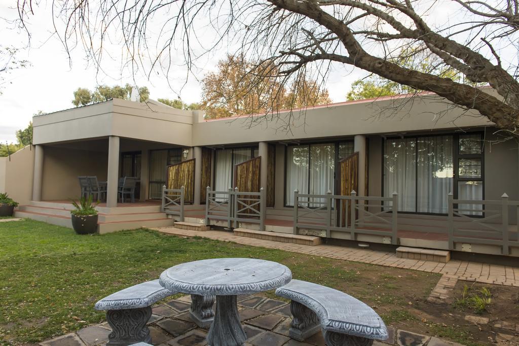 The Suburban Guest House Bloemfontein Esterno foto